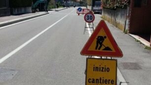 La predisposizione della segnaletica di cantiere a Bernareggio