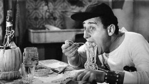 Alberto Sordi mangia gli spaghetti
